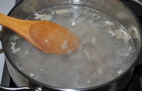 В холодную воду закладываем нарезанное кусочками (для скорости варки) мясо, после закипания  варим  20-25 минут под крышкой, снизив огонь, до его готовности. Есть  замороженный бульон  – просто кладем брикет в воду.