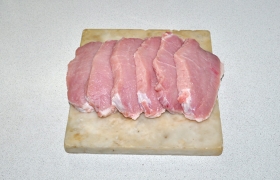 С куска промытого и обсушенного мяса срезаем лишний жир (если есть), нарезаем поперек волокон ломтями 15-18 мм толщины.