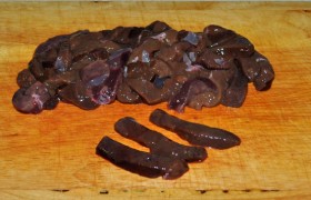 Нарезаем печень тонкими брусочками, примерно как мясо для бефстроганов (7-9 мм).