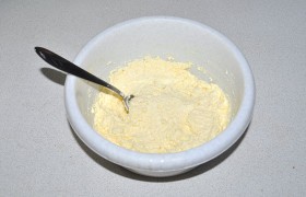 Творог перетираем через ситечко. Вбиваем яйцо, добавляем соду, погашенную уксусом, сыплем сахар, соль, манную крупу. Вымешиваем. Когда через 10-15 минут набухла крупа – добавляем муку, столько, чтобы из теста легко слепить сырники. Но не до твердого теста.