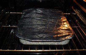 Затягиваем форму фольгой и ставим в духовку, нагревшуюся до 200°. Запекаем полчаса.