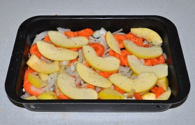 Чистим и нарезаем лук и морковь, выкладываем на дно формы, промазанной маслом. На этом слое овощей размещаем оставшиеся ломтики айвы, приправляем.