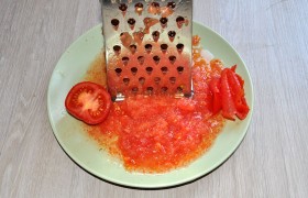Приступаем к соусу: помидоры делим на половинки, которые просто натираем. Или пюрируем в блендере.