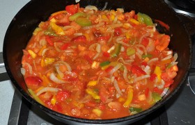 К овощам добавляем томатную пасту, сахар, помидоры и мелко рубленый чили (или молотый перец).