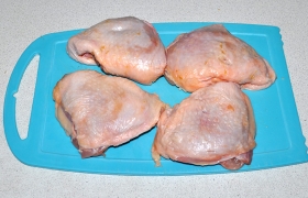 Афритаду можно готовить из любых частей курицы, мелких или крупных. Промываем, тщательно обсушиваем. Кожу убираем или оставляем.