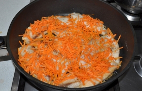Морковь натираем тонкой соломкой, посыпаем рыбу.