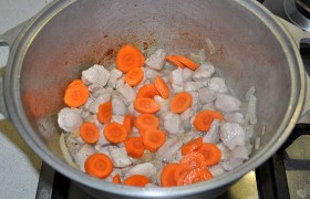Все овощи мы уже очистили, промыли и нарезали, и теперь поочередно добавляем в латку. Сначала кладем и обжариваем, так же помешивая, морковь.