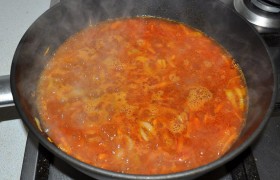 Добавляем томатную пасту, около стакана воды, даем слабо покипеть 3-5 минут.