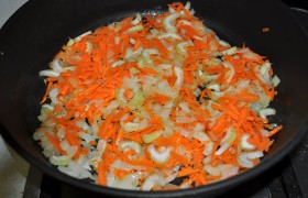 Сначала минуты 3 томим, изредка перемешивая, лук, и еще 6-8 минут продолжаем, загрузив сельдерей и морковку.