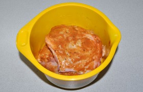 Промазываем бедрышки со всех сторон, кладем в контейнер или миску, выкладываем остатки маринада. Для пропитки курицы маринадом держим накрытую миску 3-4 часа на столе или 12-24 часа в холодильнике.