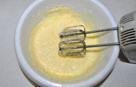 Растираем сахар со сливочным маслом, взбиваем миксером. Продолжая взбивать, добавляем яйца, затем сгущенку. Гасим соду уксусом, добавляем в смесь. Просеиваем муку, вымешиваем тесто – и половину выкладываем в другую миску, смешиваем с какао. Во вторую часть вмешиваем часть обжаренных и очищенных орехов.