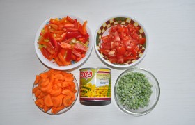 Включив духовку на 200°,  нарезаем овощи : соломкой – перцы, небольшим кубиком – помидоры, кружками или половинками кружков – морковь (ее можно и натереть). 