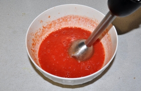 Пюрируем блендером томаты, приправляем солью, снижаем кислоту с помощью сахара.