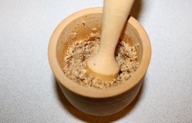 Толчем орехи в ступке или блендере, смешиваем с панировочными сухарями. Добавляем также приправу для мяса или сушеные травы, например –  прованские ,  итальянские .