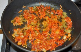 Добавляем томатную пасту, сахар, тушим пару минут и кладем порубленный соленый огурец. Тушим еще 3-4 минуты.