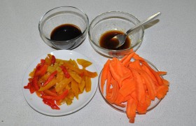 В одной мисочке смешиваем маринад для мяса, в другой – соус. Тоненькие полоски моркови делаем с помощью ножа для овощей, нарезаем сладкий перец, фасоль промываем. Все это готовим до начала жарки – она не позволяет отвлекаться.