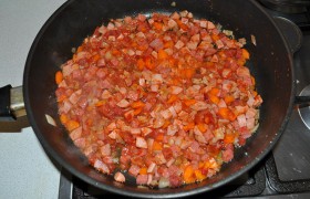 Добавляем томатную пасту, через 3-4 минуты – вливаем из кастрюли половник бульона, с котором заправка тушится еще 5-6 минут.