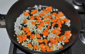 Пока на среднем огне греется сковорода с маслом, шинкуем лук и морковь. Минуты 4-5  пассеруем  лук, добавляем морковь – и еще минут 5 обжариваем.