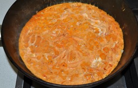 Шинкуем лук, трем морковь,  пассеруем  6-7 минут с маслом на среднем огне. Добавляем томатную пасту, сахар, сметану, Прованские травы , солим. Через пару минут вливаем стакан кипятка, чтобы разбавить соус. 