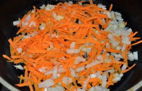 Рубим помельче луковицу, на средней или крупной терке измельчаем морковь. Разогреваем сковороду, поставленную на средний огонь, растапливаем масло и 10-12 минут, периодически перемешивая, готовим  заправку . 