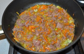 В кипящую воду для супа закладываем картошку, лаврушку, перец горошком. А в сковороду засыпаем нарезанные соленые огурцы, через минуту – томатную пасту, перемешиваем, кладем тушенку. Оставим тушиться на 3-5 минут на слабом огне.