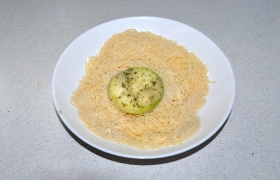 Перекладываем в смесь тертого сыра с панировочными сухарями, сильно прижимая, обваливаем кабачки.