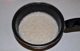 Начиная готовить, первым делом тщательно, до чистой воды промываем рис и заливаем его холодной водой - до того момента, когда придет очередь отправляться в латку.