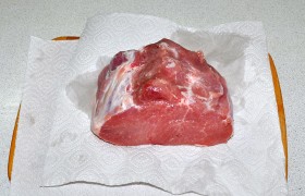 Промытый кусок мяса кладем на сложенные бумажные полотенца, промокаем воду со всех сторон. Нарезаем (поперек волокон) на ломти примерно 1,5 см.