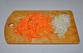 Шинкуем лук – мелко - и морковь - тонкой недлинной соломкой (на терке).