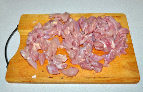 Нарезаем мясо вместе с костями (или без них) на маленькие кусочки, выкладываем на сковороду с сильно разогретым жиром.