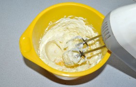 Крем мы решили готовить  масляный со сгущенкой . Пышно взбиваем заранее нарезанное для разморозки масло, постепенно вливаем сгущенку и в конце – лимонный сок. 