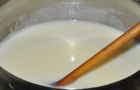 Помешиваем суп, пока сыр расплавляется. Приправляем.  Через пару минут после закипания суп выключаем, накрываем и даем настояться 10-15 минут. Подаем с колечками зеленого лука.