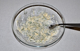 В миску складываем сыр, чеснок, зелень, добавляем майонез и хорошо вымешиваем. Смесь не должна быть жидкой, поэтому добавляем майонез аккуратно.