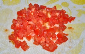 Мелким кубиком нарезаем помидоры, лишний сок можно слить.