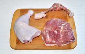 Начинаем с промывания мяса, берем 3-4 бумажных полотенца, чтобы обсушить окорочка. Острым ножом надрезаем окорочок вдоль кости, вырезаем ее полностью. Мы кожу оставили, но ее можно и удалить – кому как нравится.