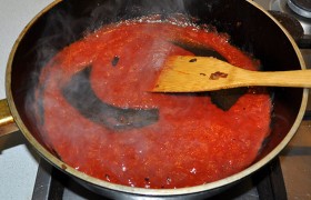 Говядину перекладываем в кастрюлю под крышкой, а в сковороду кладем томатную пасту, перец и – если есть желание – другие специи. Помешиваем лопаткой, обжариваем минуту-две. Добавляем сахар, щепотку-две соли, немного горячего бульона, даем прокипеть минутку – и выкладываем соус к мясу.