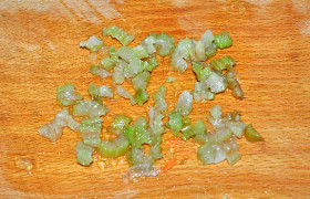 Сельдерей (свежий или замороженный) режем на мелкие кусочки, перекладываем в кастрюлю.