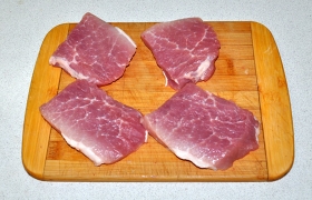 Отделяем от окорока 4 ломтя мяса больше сантиметра толщиной. Если мясо промывалось -  как следует промокаем влагу.
