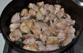 Вымытую и обсушенную свинину нарезаем средними кусочками, посыпаем перцем и солью, перемешиваем. 4-5 минут в сковороде, на сильном огне,  перекаливаем масло . Кладем мясо, все время перемешивая и переворачивая, обжариваем примерно 3 минуты, за которые мясо светлеет, теряя розовый цвет, и пускает сок. 