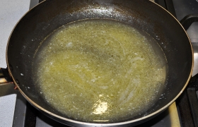 Для соуса распускаем в сковороде сливочное масло, заливаем вино, сок, выжатый из одного апельсина, прогреваем на среднем огне 7-8 минут.