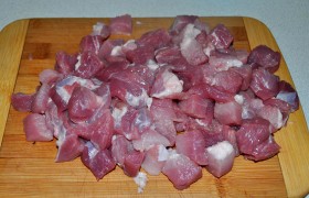 Свинину на этот раз (после промывания и тщательного обсушивания мяса) нарезаем на мелкие кусочки, примерно 15 на 20 мм. 