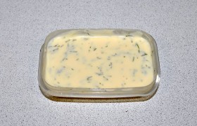 В небольшие контейнеры разливаем сыр. Мы сделали и с измельченной ветчиной, и с зеленью. Просто добавляем в сыр и вымешиваем. Даем остыть, если надо – перемешиваем еще разок, накрываем крышками и ставим в холодильник.