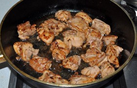 Тем временем в другой сковороде, стоящей на сильном огне, за 4-5 минут уже  перекалилось масло . Выкладываем в него половину кусочков курицы, в течение 3-4 минут обжариваем, пока мясо станет полностью светлым и появятся корочки. 