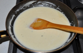 Вливаем горячий бульон и разогретые сливки, помешиваем до закипания, добавляем соевый соус, соль, перец. Когда соус стал достаточно густым, накрываем, выключаем конфорку.