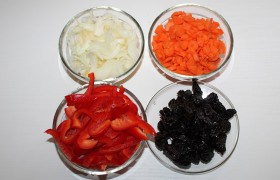 Подготавливаем все овощи: промываем, очищаем, нарезаем морковь и лук, сладкий перец. Черносливины (без косточек, конечно) делим на половинки.