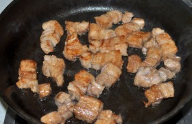 Делим на 2 части мясо (всё сразу в сковородке будет скорее тушиться, чем жариться). Выкладываем в сковороду с  перекаленным маслом ,  обжариваем 2,5-3 минуты, до образования корочек, перекладываем в миску. Так же жарим вторую порцию. 