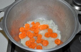 Морковь нарезаем тонкими кружочками, добавляем к луку, продолжаем обжаривание 3-4 минуты.