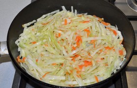 Добавляем нарезанный лук и натертую морковь, жарим так же 3-4 минуты, перемешивая и переворачивая.