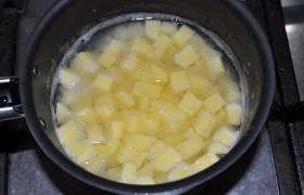 На конфорку ставим маленькую кастрюльку для варки картошки. Быстро очищаем пару картофелин, промываем, нарезаем кубиком – маленьким, до 10 мм. Варим до готовности, не забывая посолить, сливаем воду.