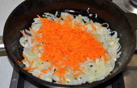 Добавляем морковь, продолжаем помешивать овощи еще 4-5 минут.